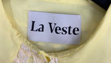 Load image into Gallery viewer, blouse in size S
