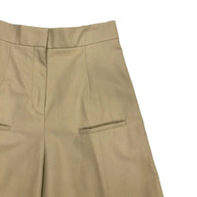 Load image into Gallery viewer, Bermuda-Shorts in size 36 IT
