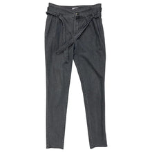 Load image into Gallery viewer, carrot style jeans in size 36 FR

