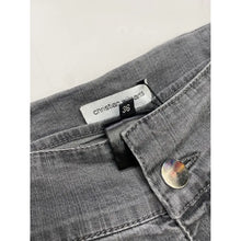 Load image into Gallery viewer, carrot style jeans in size 36 FR
