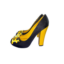Load image into Gallery viewer, heels in size 39

