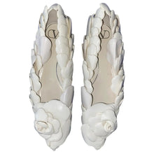 Load image into Gallery viewer, white leather petals ballerinas in size 40
